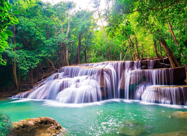 Paisagem tropical com bela cachoeira