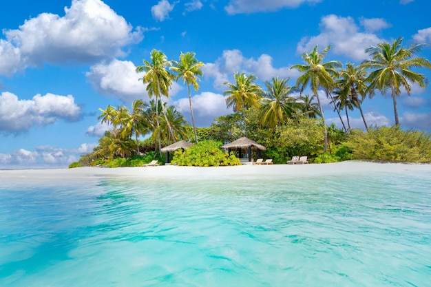 Paisagem tropical de cenário de verão, areia branca com palmeiras. Destino de férias de viagem de luxo