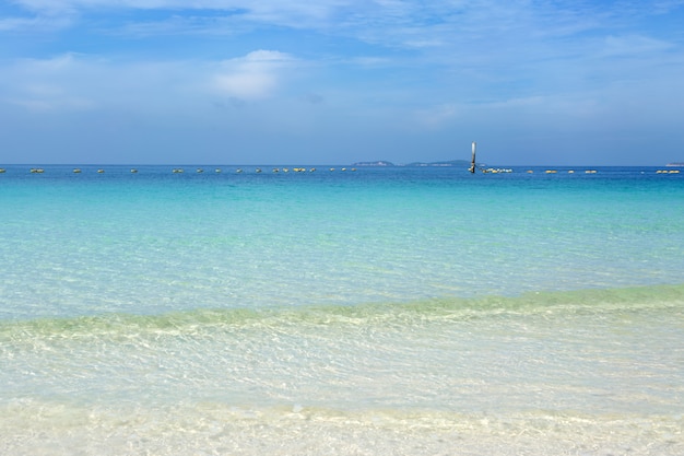 Paisagem tropical lindo mar azul.