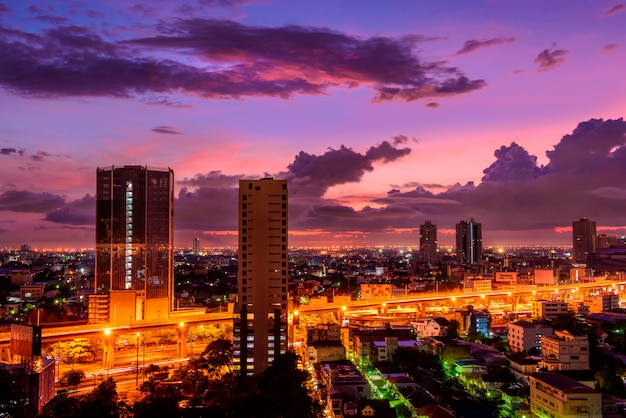 Paisagem urbana à noite ao nascer do sol em Bangkok, Tailândia