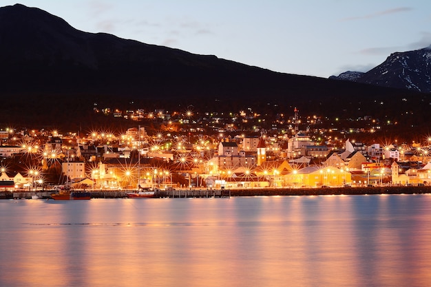 Paisagem urbana à noite.