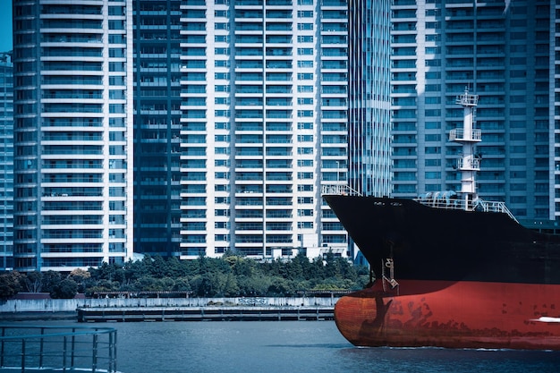 Paisagem urbana abstrata do navio de carga com edifícios modernos de parte fechada