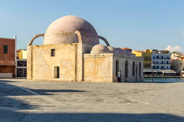 Paisagem urbana Antiga cidade veneziana marinha medieval urbana da ilha de Chania, Creta, Grécia, em um dia ensolarado de outono