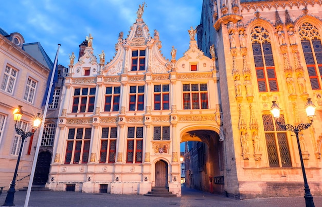 Paisagem urbana cênica com a noite medieval Burg Square em Bruges Bélgica