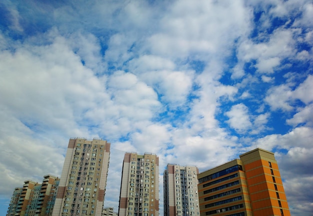 Paisagem urbana coberta com cenário dramático de nuvens de verão