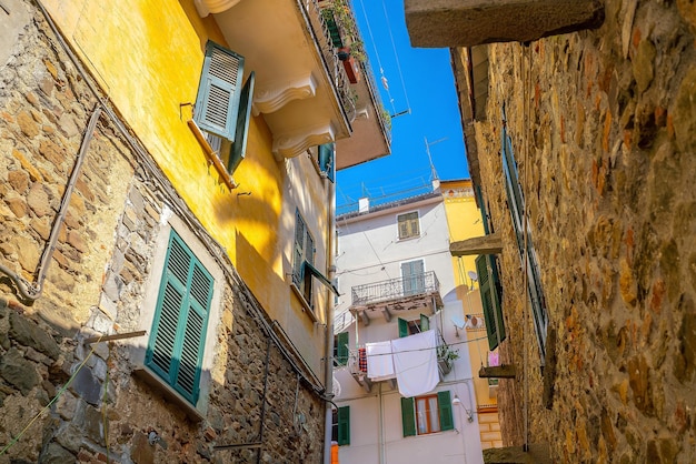 Paisagem urbana colorida de edifícios sobre o mar Mediterrâneo Europa Cinque Terre na Itália