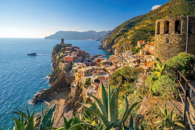 Paisagem urbana colorida de edifícios sobre o mar Mediterrâneo Europa Cinque Terre na Itália