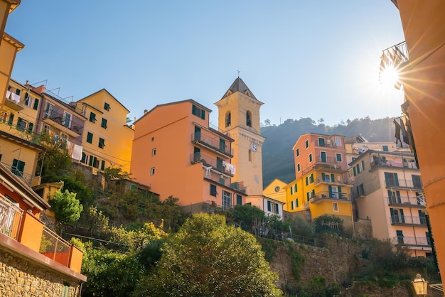 Paisagem urbana colorida de edifícios sobre o mar Mediterrâneo Europa Cinque Terre na Itália