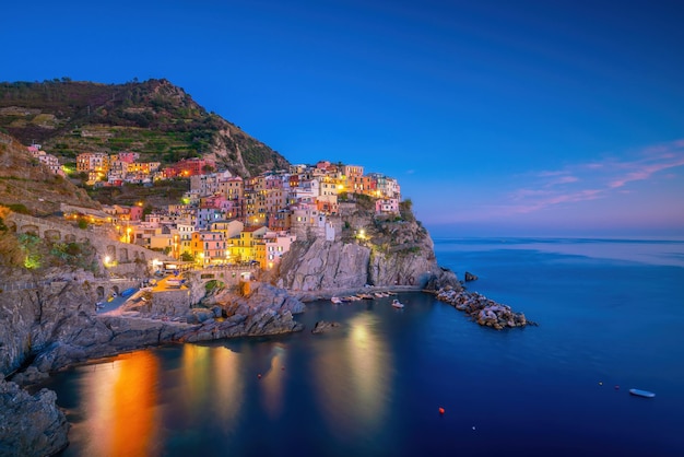 Paisagem urbana colorida de edifícios sobre o mar Mediterrâneo Europa Cinque Terre tradicional arquitetura italiana