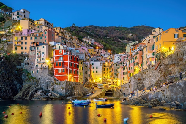 Paisagem urbana colorida de edifícios sobre o mar Mediterrâneo Europa Cinque Terre tradicional arquitetura italiana