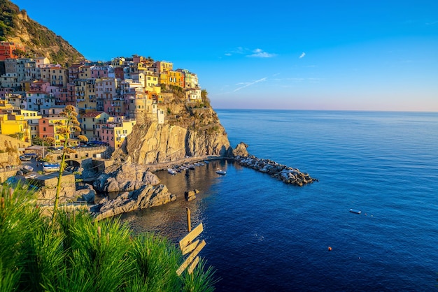 Paisagem urbana colorida de edifícios sobre o mar Mediterrâneo Europa Cinque Terre tradicional arquitetura italiana