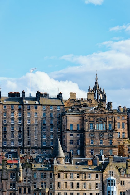 Paisagem urbana com a Catedral de Saint Giles de Edimburgo, na Escócia, no Reino Unido.