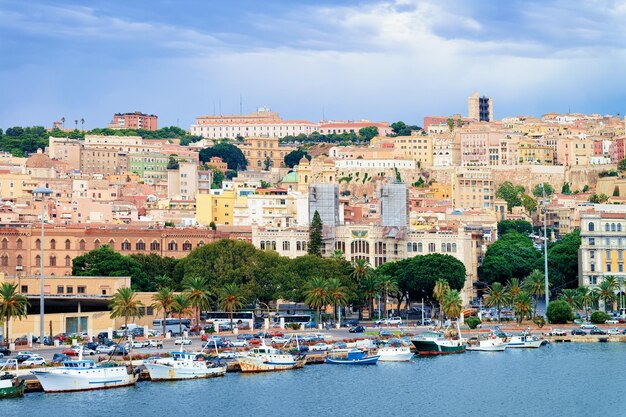 Paisagem urbana com a cidade velha e a marina da Sardenha com navios no mar Mediterrâneo em Cagliari, ilha da Sardenha do Sul, na Itália, no verão. Vista no porto da cidade com iates e barcos