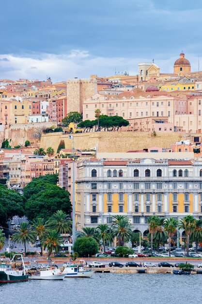 Paisagem urbana com a cidade velha e o porto da Sardenha com barcos no mar Mediterrâneo em Cagliari, ilha da Sardenha do Sul, na Itália, no verão. Vista na marina da cidade com iates e navios