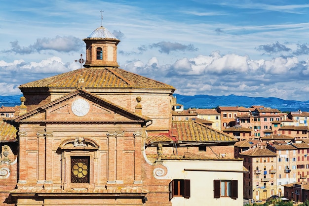 Paisagem urbana com a Igreja de San Giuseppe e a antiga cidade de Siena, Toscana, Itália