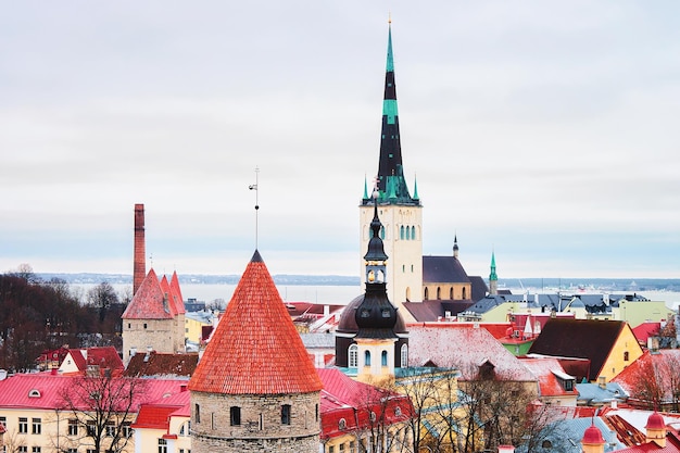 Paisagem urbana com a Igreja de St Olaf e muralhas defensivas da cidade velha de Tallinn, Estônia, no inverno. Vista da colina de Toompea