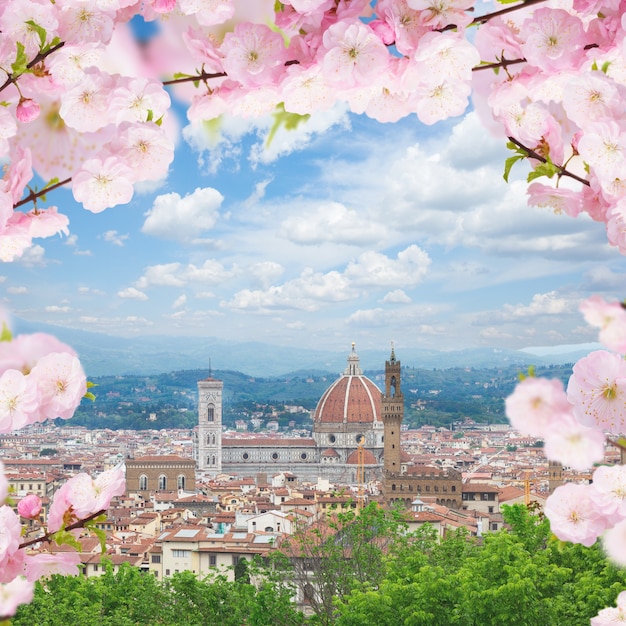 Paisagem urbana com a igreja santa maria del fiore na primavera, florença, itália