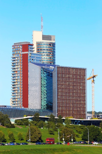 Paisagem urbana com desenvolvimento de arquitetura comercial de arranha-céus modernos de aço e vidro.