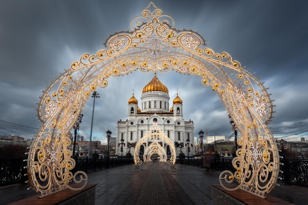 Paisagem urbana com grande catedral ortodoxa russa com decoração de natal e ano novo Moscou Rússia