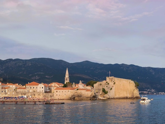 Paisagem urbana com mar e montanhas da cidade velha em Budva Montenegro