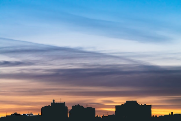 Paisagem urbana com maravilhoso amanhecer vívido LANXESS.