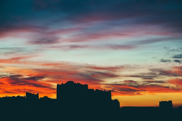 Paisagem urbana com maravilhoso amanhecer vívido LANXESS.