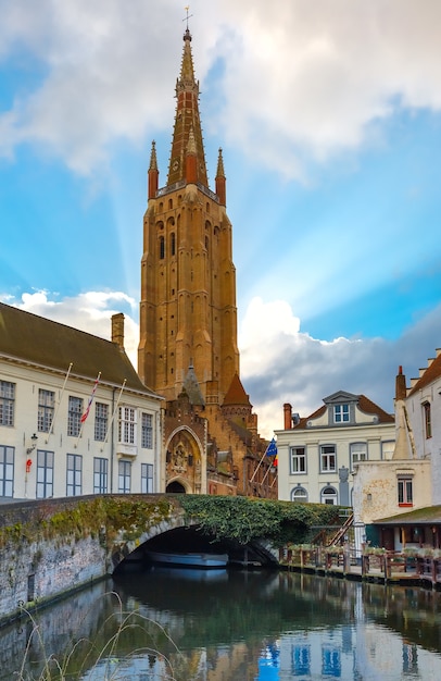 Paisagem urbana com o canal Dijver e a Igreja de Nossa Senhora em Bruges