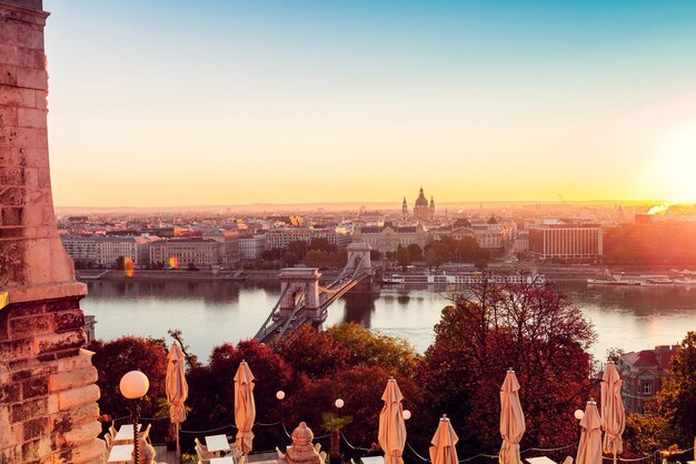 Foto paisagem urbana com ponte de cadeia em budapeste ao nascer do sol