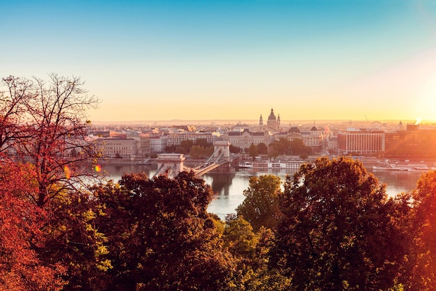 Paisagem urbana com ponte de corrente em budapeste ao nascer do sol