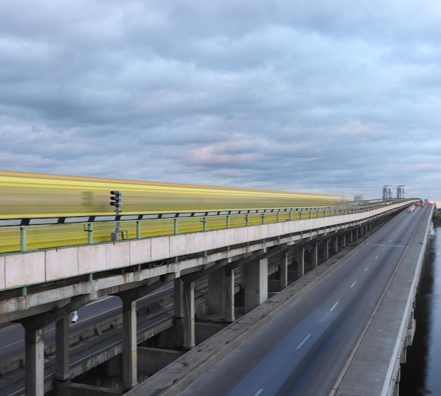 Paisagem urbana com um metrô em movimento