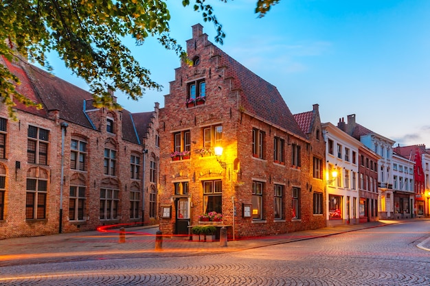 Paisagem urbana com uma cidade medieval de conto de fadas à noite em Bruges, Bélgica