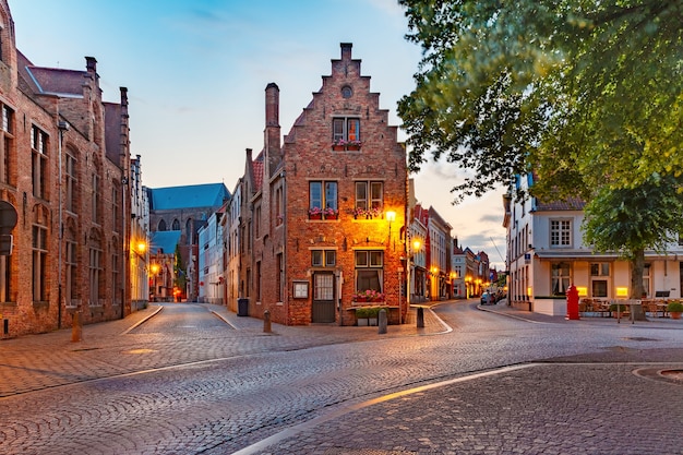 Paisagem urbana com uma cidade medieval de conto de fadas à noite em Bruges, Bélgica