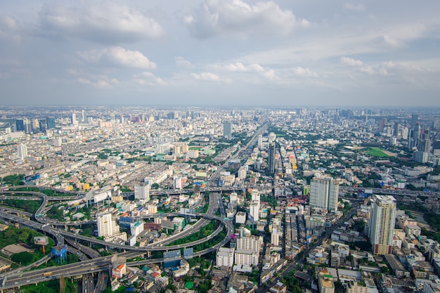 Paisagem urbana com via expressa e tráfego de bangkok