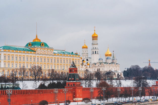 Foto paisagem urbana com vista para o muro do kremlin e o rio moscou