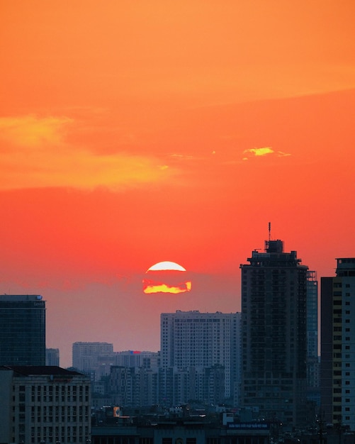 Paisagem urbana contra o céu durante o pôr-do-sol