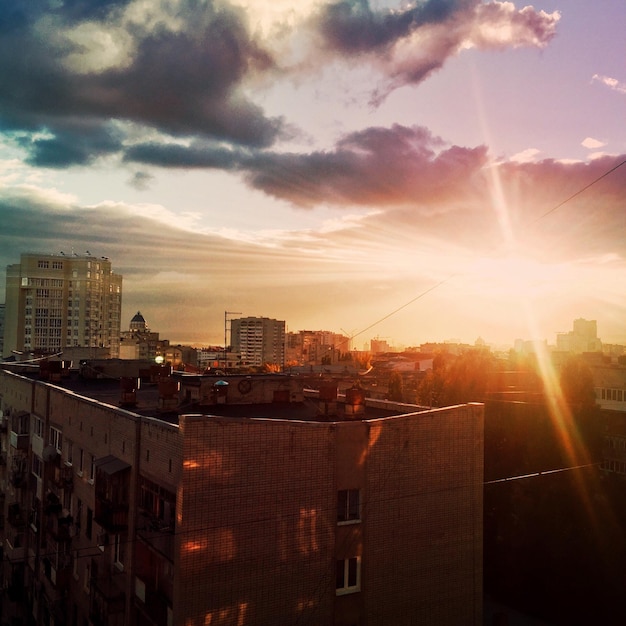 Foto paisagem urbana contra o céu durante o pôr-do-sol