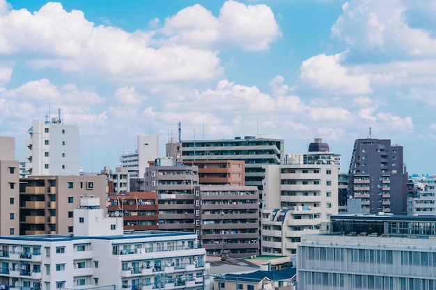 Paisagem urbana contra o céu nublado
