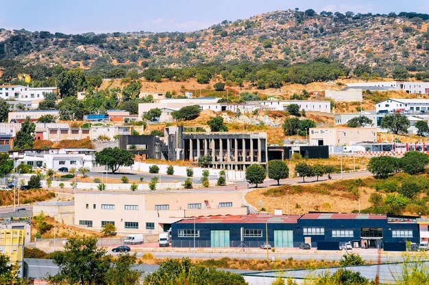 Paisagem urbana da cidade de Buggerru com arquitetura de construção no mar Mediterrâneo, no sul da Sardenha, na Itália. Pequena cidade italiana da Sardenha na Sardenha.