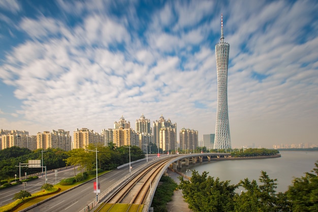 Paisagem urbana da cidade de Guangzhou no dia de sol, China