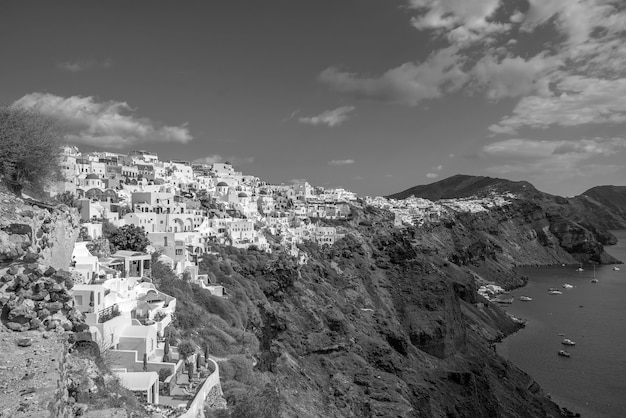 Paisagem urbana da cidade de Oia na ilha de Santorini, na Grécia. Mar Egeu em preto e branco