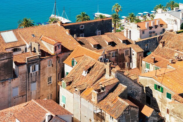 Foto paisagem urbana da cidade velha de split na costa do adriático, na dalmácia, na croácia. telhados de construção e arquitetura romana na cidade croata da dalmácia. europa turismo e férias no verão.