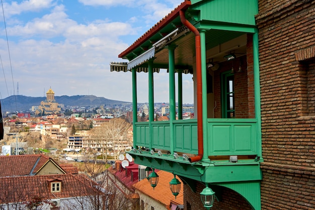 Paisagem urbana da cidade velha de Tbilisi. Varanda de um prédio antigo. Alma e atmosfera da Geórgia. Tbilisi, Geórgia - 17.03.2021