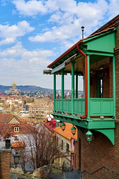 Paisagem urbana da cidade velha de Tbilisi. Varanda de um prédio antigo. Alma e atmosfera da Geórgia.