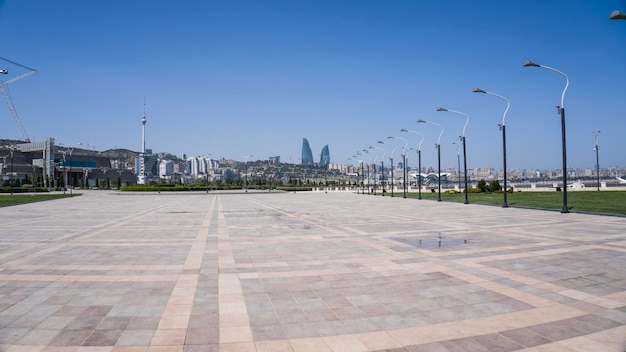 Foto paisagem urbana de baku durante a primavera baku azerbaijão 20 04 2024