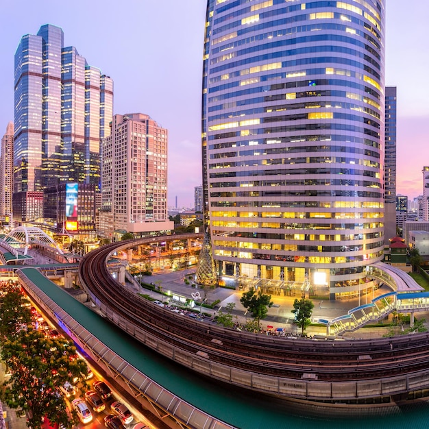 Paisagem urbana de Bangkok, distrito financeiro com prédio alto na hora do nascer do sol, Bangkok, Tailândia