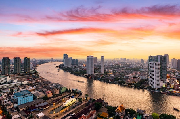 Paisagem urbana de Bangkok, distrito financeiro com prédio alto na hora do nascer do sol, Bangkok, Tailândia