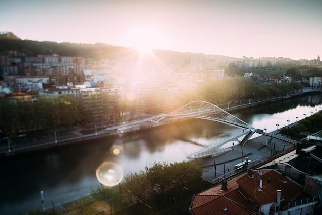Paisagem urbana de Bilbao e ponte pedestre Zubizuri com luz de fundo no início da manhã Bilbao País Basco Espanha
