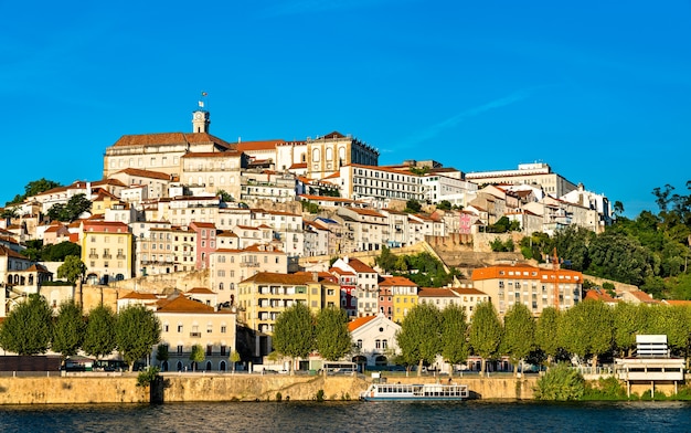 Paisagem urbana de Coimbra acima do rio Mondego, em Portugal