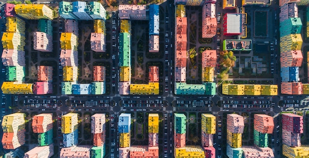 Paisagem urbana de edifícios coloridos. Vista aérea dos edifícios coloridos da cidade europeia na luz do sol da manhã. Paisagem urbana com casas multicoloridas, carros nas ruas de Kiev, Ucrânia