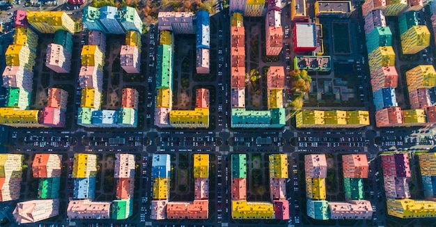 Paisagem urbana de edifícios coloridos. Vista aérea dos edifícios coloridos da cidade europeia na luz do sol da manhã. Paisagem urbana com casas multicoloridas, carros nas ruas de Kiev, Ucrânia